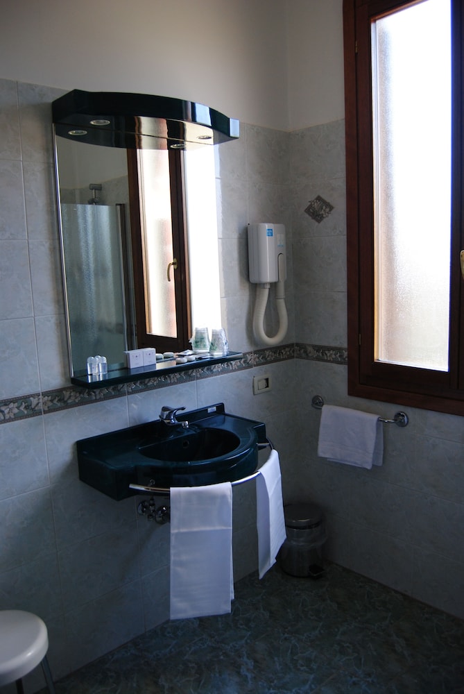Hotel Villa Cipro 56/62