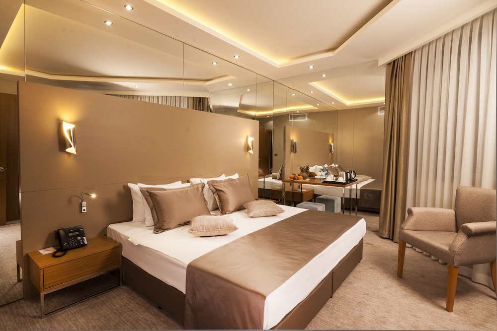 Majura Hotel 12/50