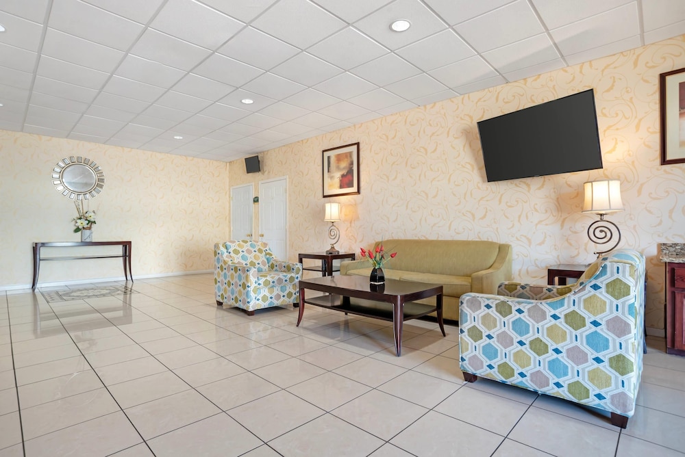 Quality Inn & Suites near Lake Eufaula 24/41