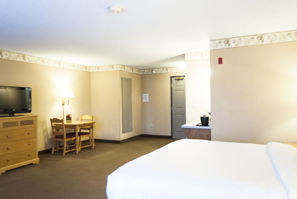 Country Inn & Suites by Radisson, Cedar Falls near University 9/39