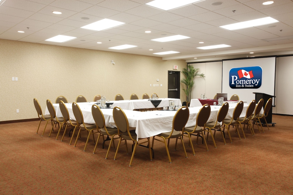 Pomeroy Inn & Suites 27/31