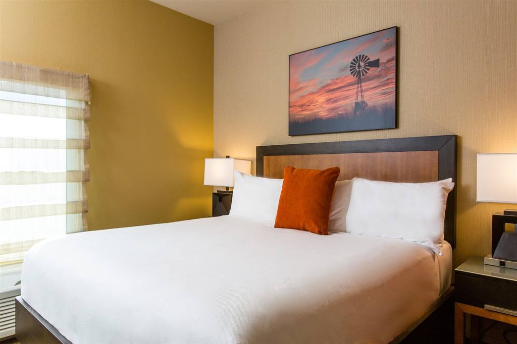 SUITE, KING BED