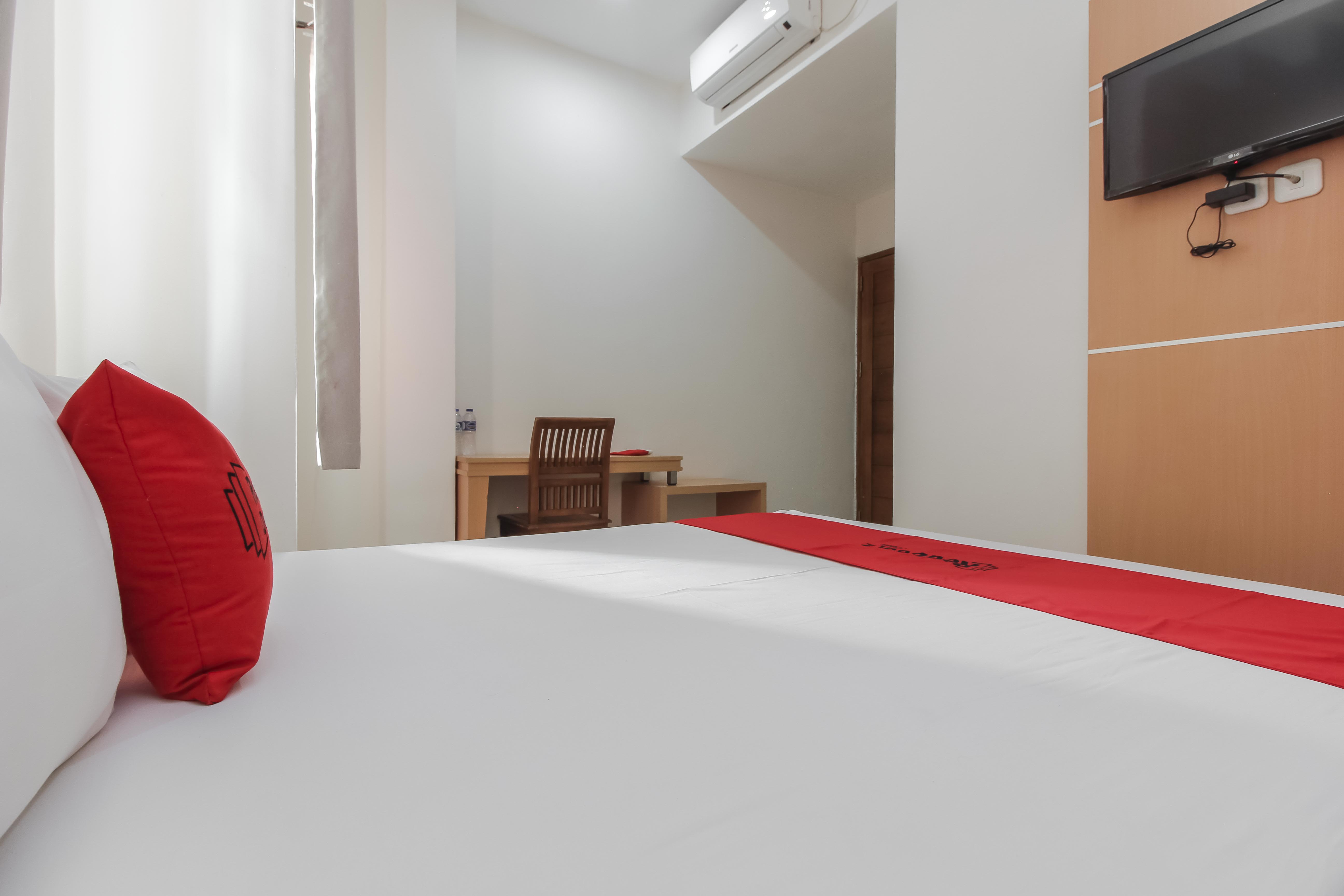 Reddoorz Plus Near Galaxy Bekasi 16/22