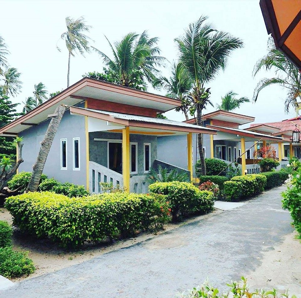 Lanta New Beach Bungalows 6/50