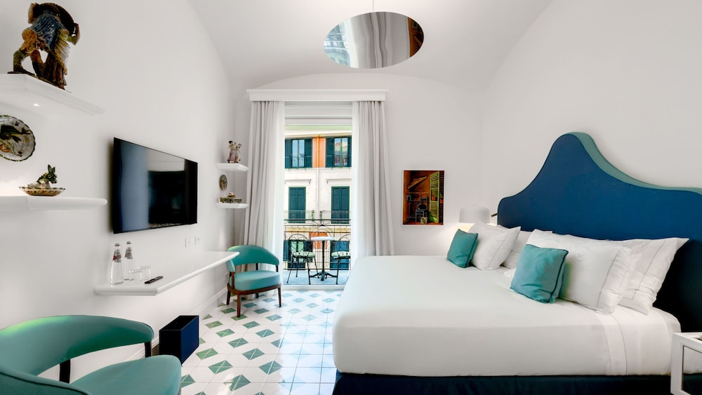 غرفة سوبيريور بسرير كينج بإطلالة جزئية على البحر، Grand Hotel Europa Palace 7/10