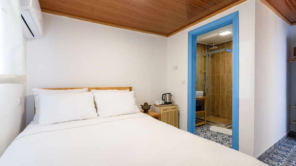 ROOM, DOUBLE BED