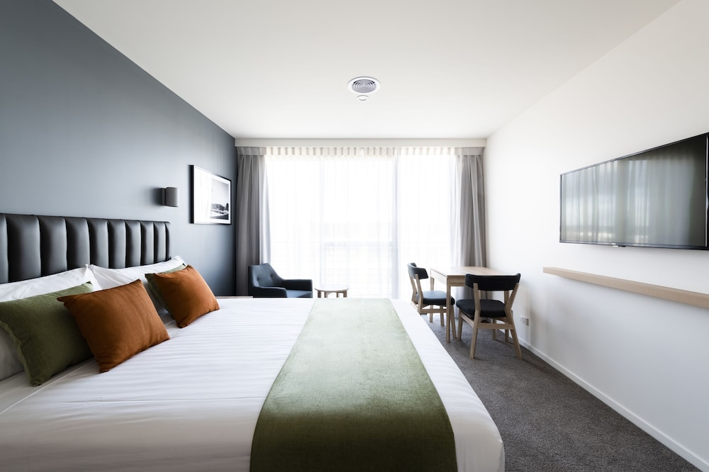 STUDIO, DOUBLE OR TWIN BED