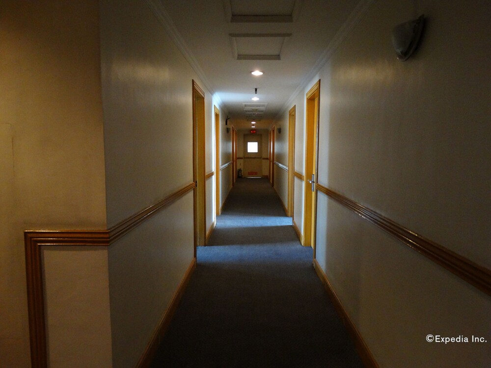 Aloha Hotel 2/48