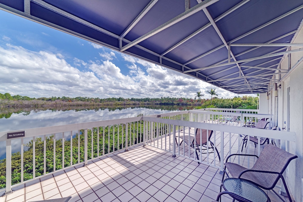 Holiday Inn Express Hotel and Suites Port Charlotte 23/34
