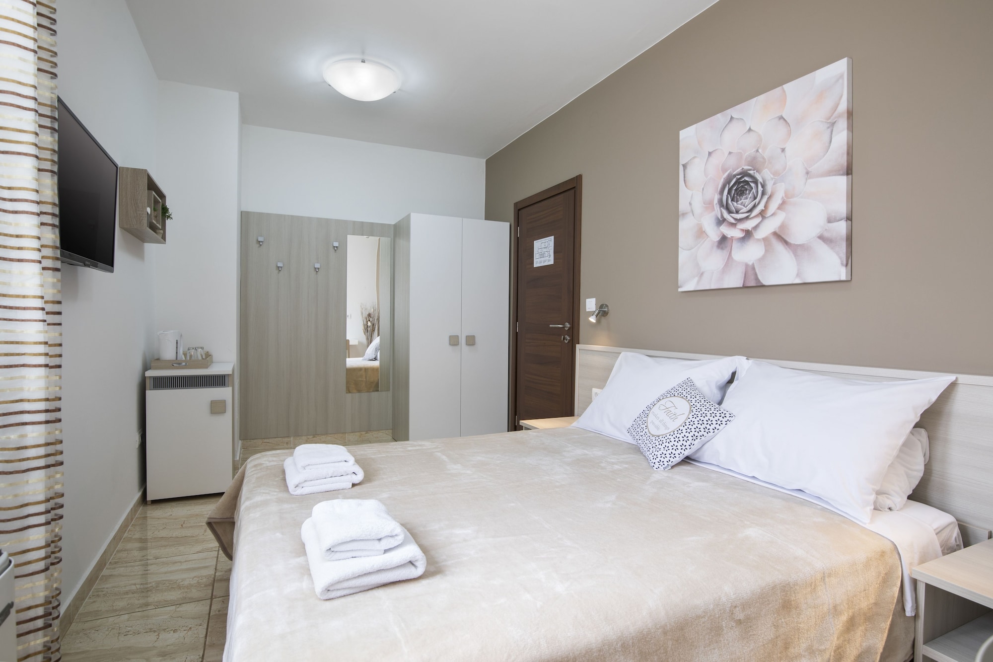 ROOM, DOUBLE BED