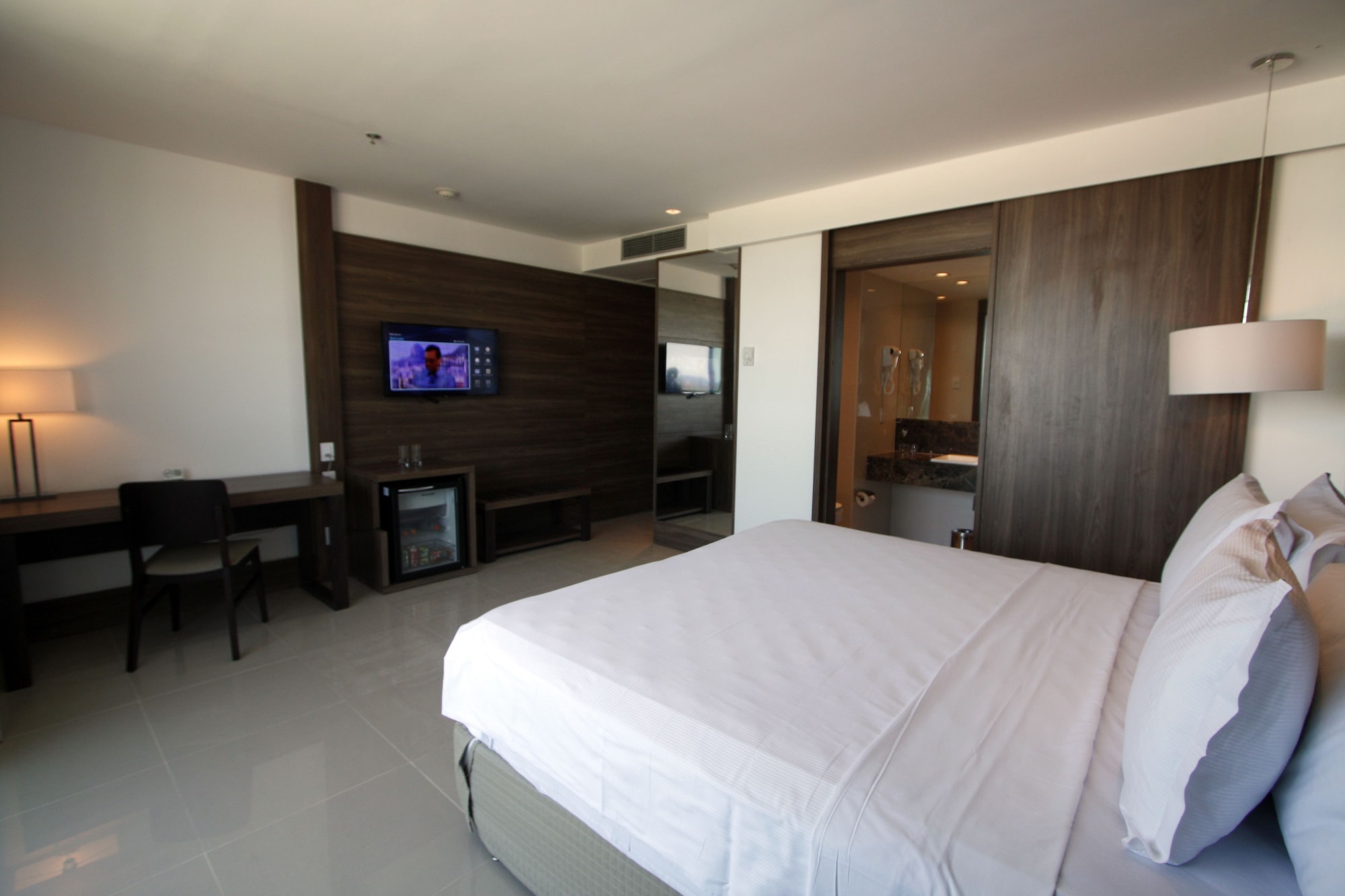 EXECUTIVE, SUITE, ACCESSIBLE