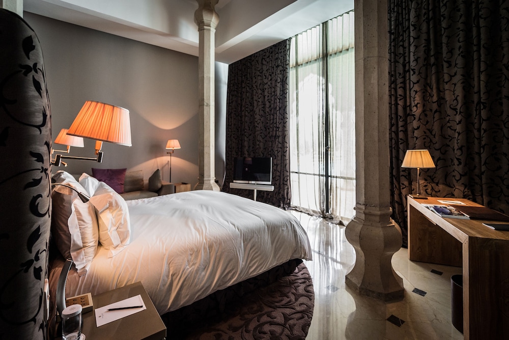 Palace, Pool, King Bed