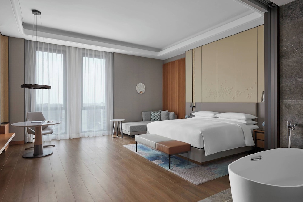 Club, Queen Bed