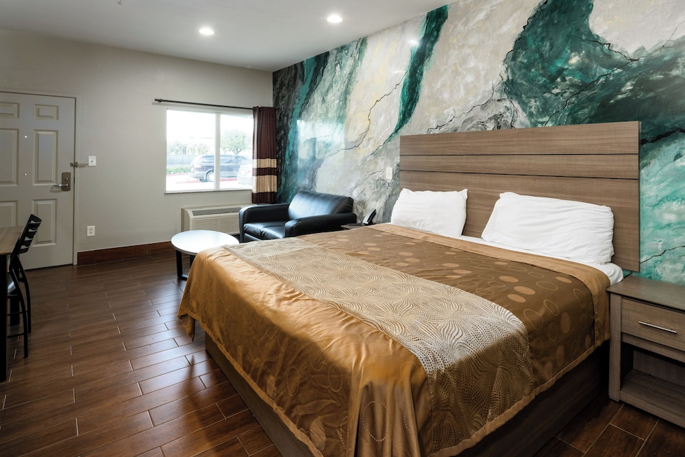 Moonlight Suites 33/65