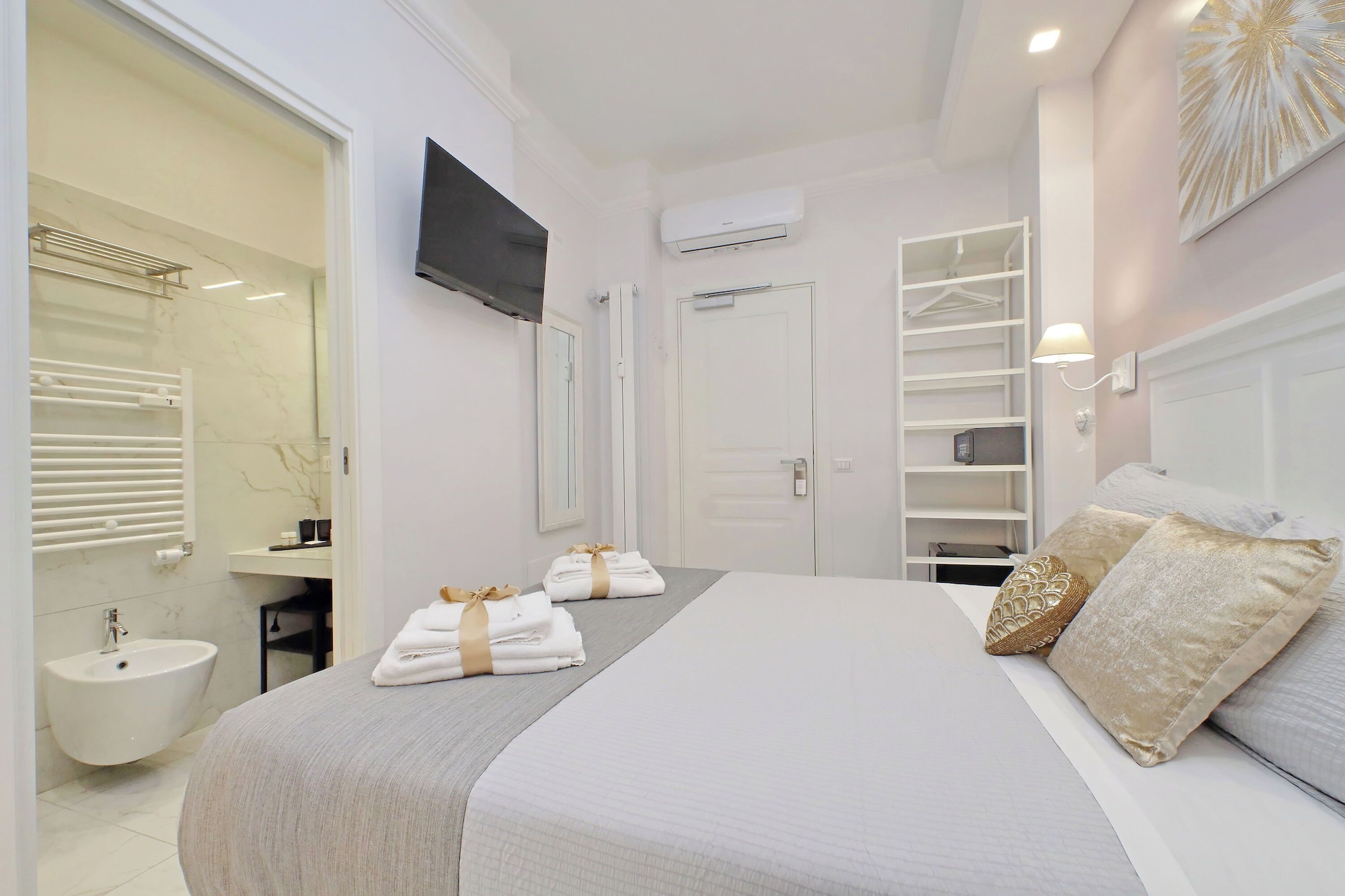 DELUXE, DOUBLE BED