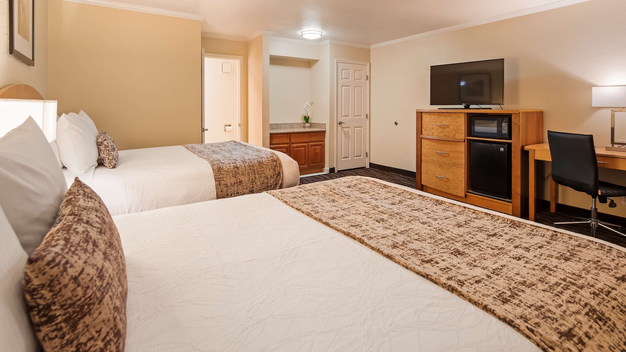 Standard, 2 Queen Beds, Best Western Plus Ontario Airport & Convention Center 2/10