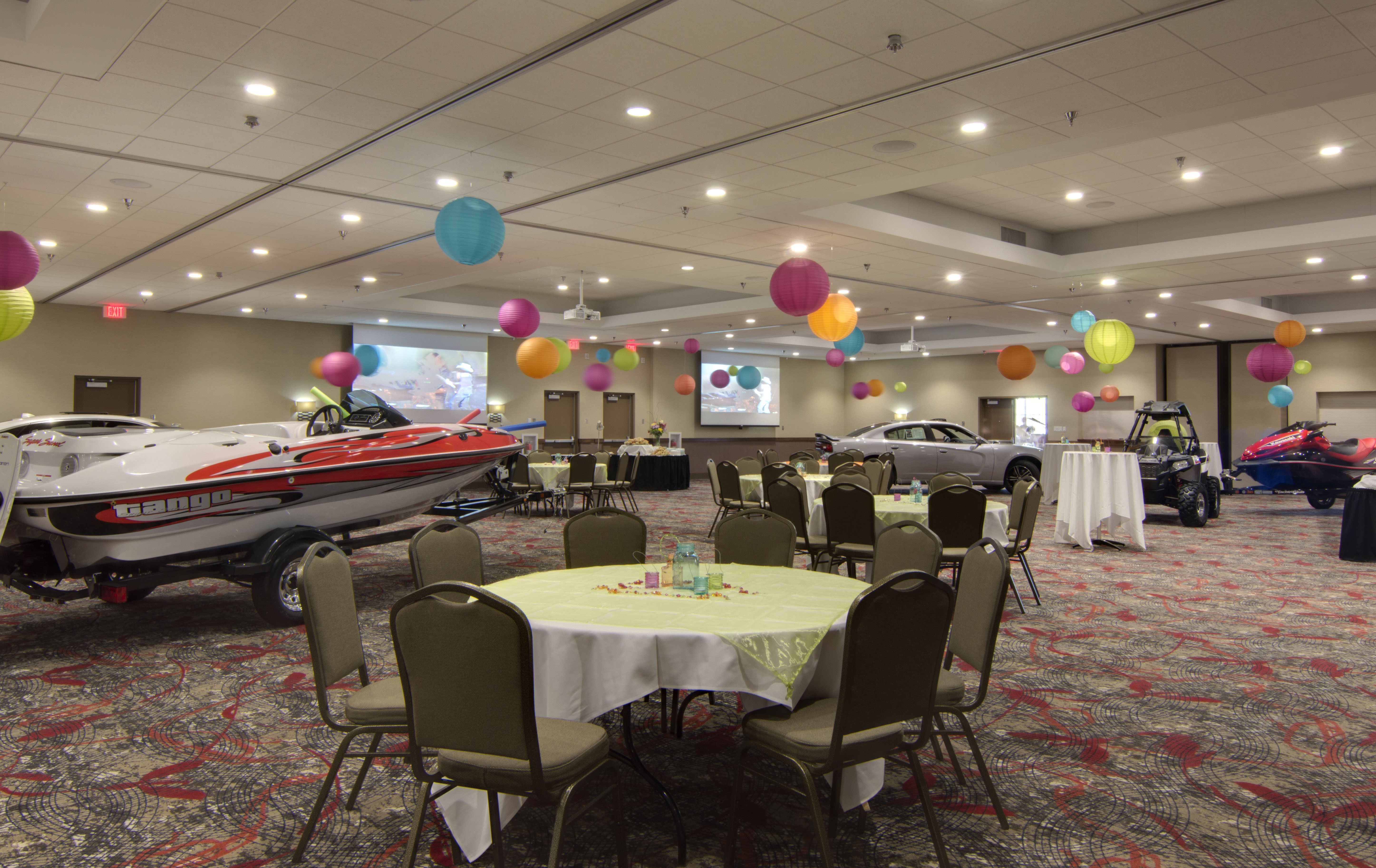 Holiday Inn Express Suites Willmar 50/50