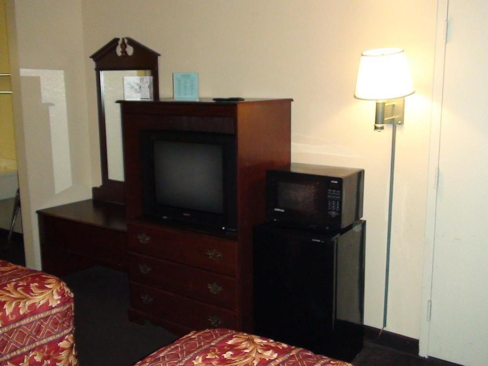 Econo Lodge Oklahoma City Northeast 23/28