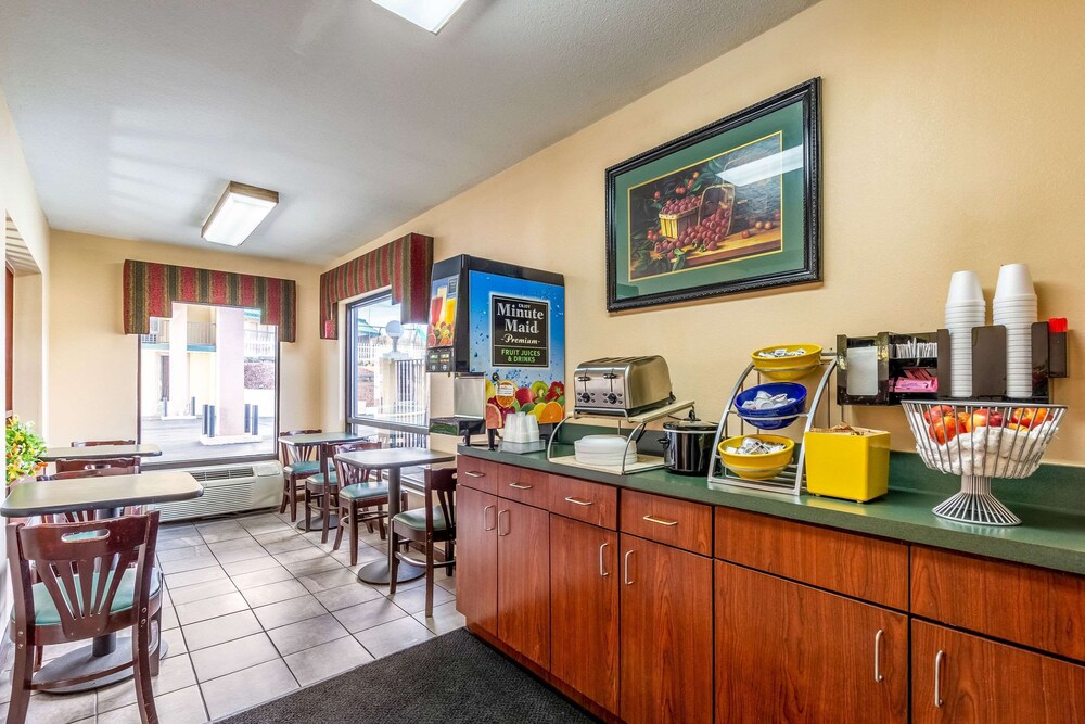 Econo Lodge Rocky Top, TN 17/27