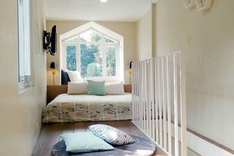 Mezzanine, Suite