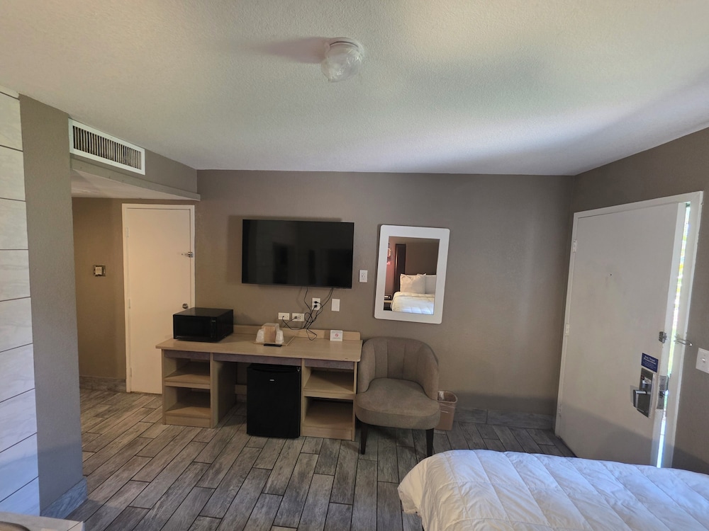 Econo Lodge Inn & Suites Yuma 24/47