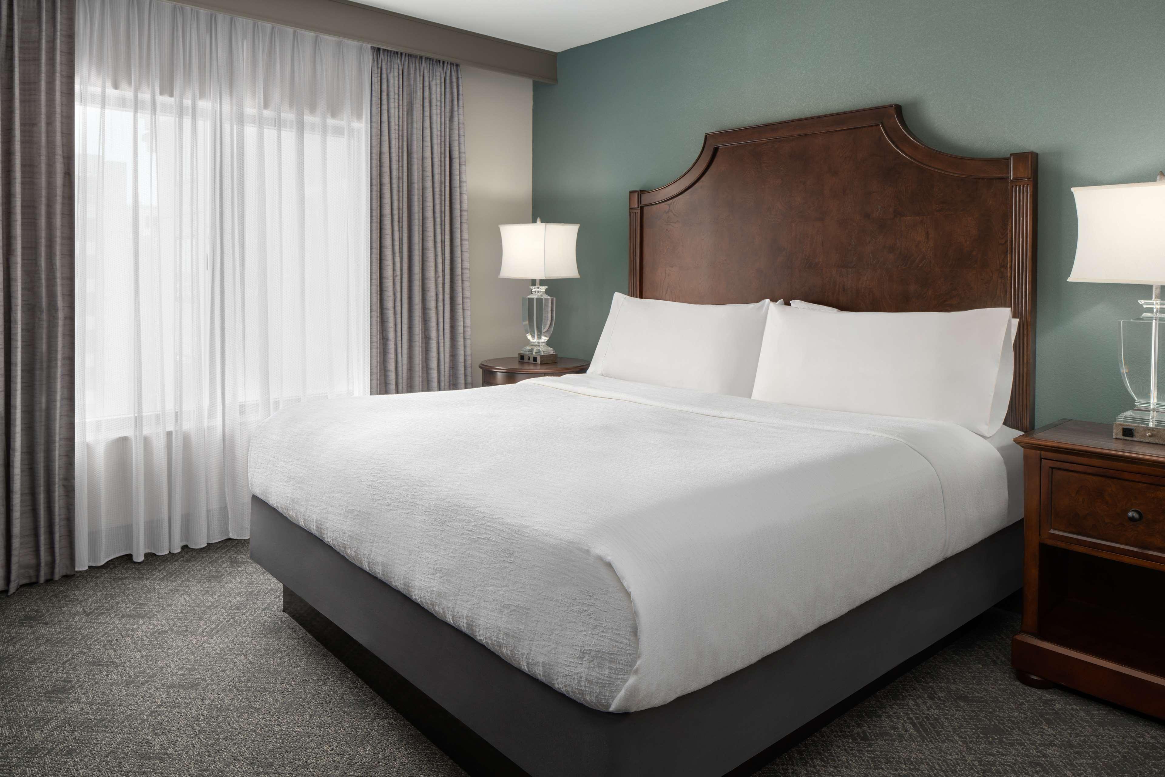جناح بسرير كينج بإطلالة على النهر بغرفتين، Embassy Suites By Hilton San Antonio Riverwalk Downtown 2/4