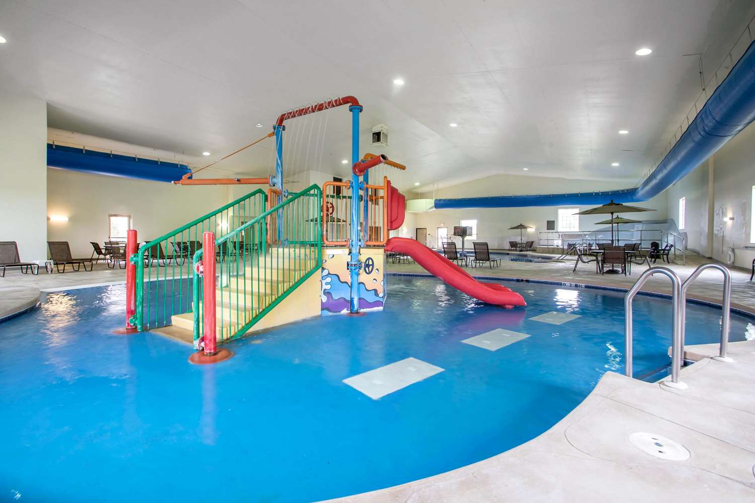 Comfort Suites Johnson Creek Conference Center 18/23