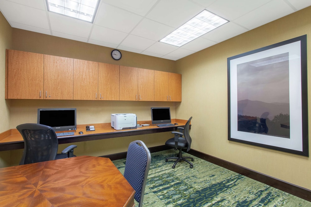 Hampton Inn & Suites Albany-Airport 32/36