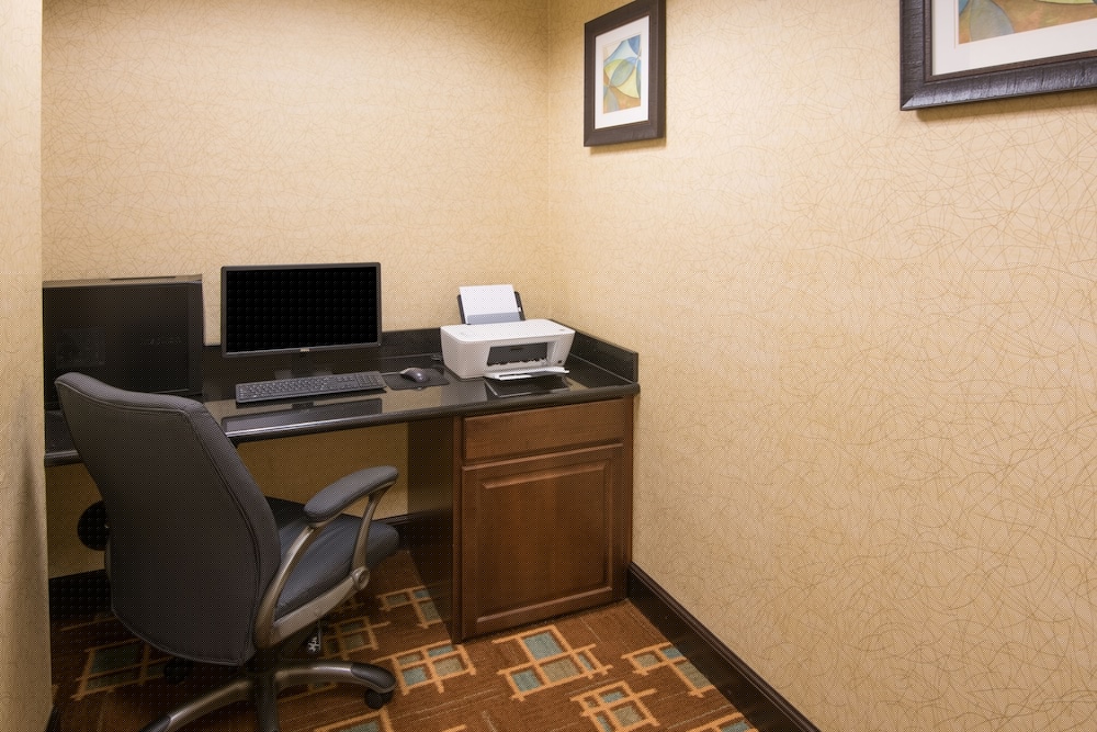 Holiday Inn Express Hotel Suites Wauseon 40/43