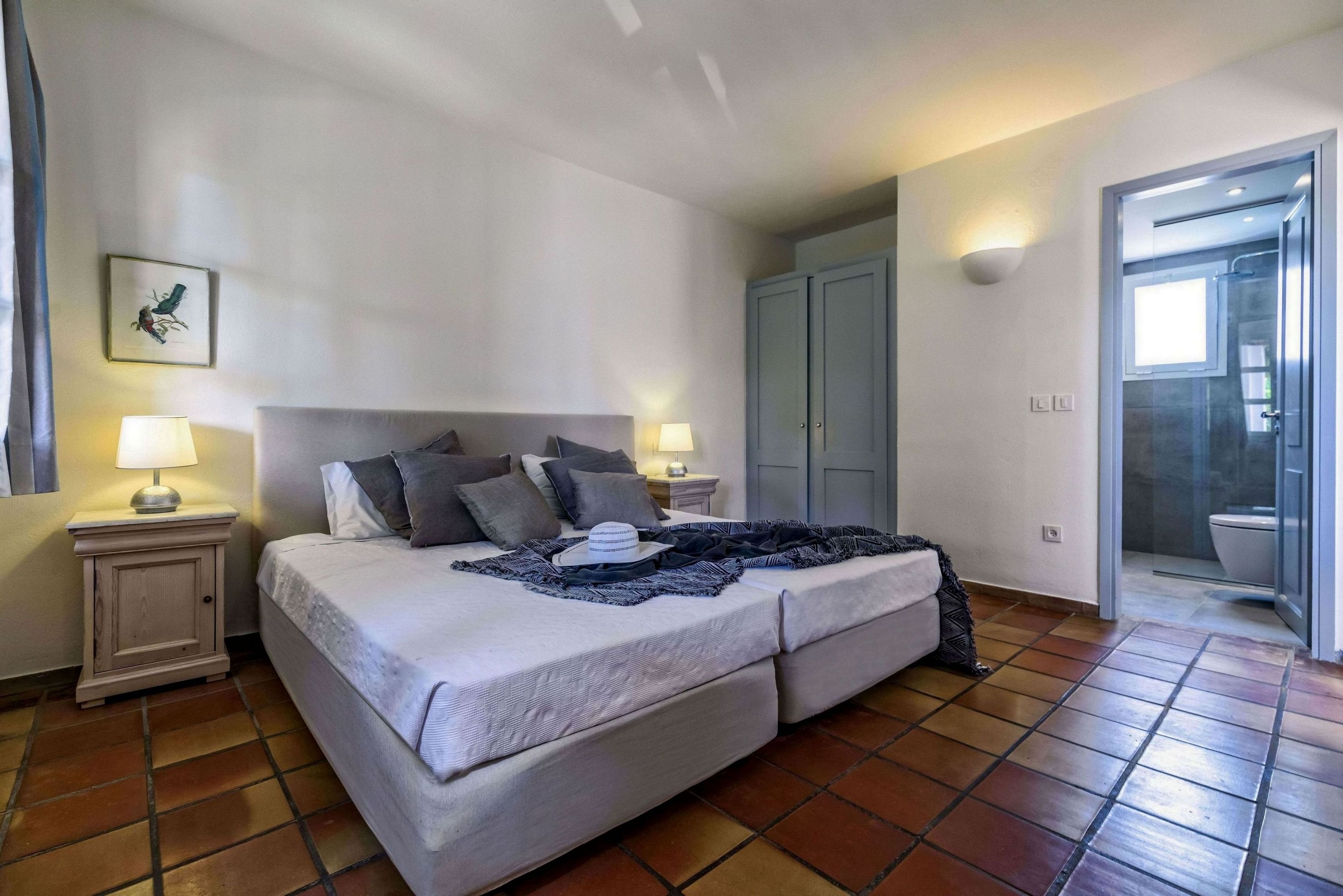 FAMILY APARTMENT WITH GARDEN ACCESS
