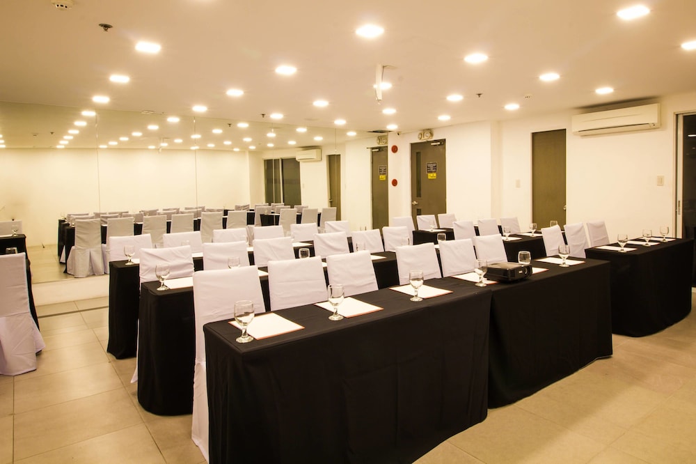 Jade Hotel Suites 58/66