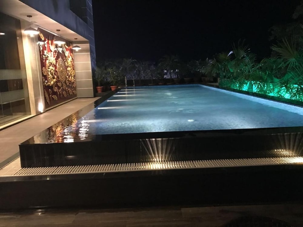 Hotel Saffron Crest 25/40