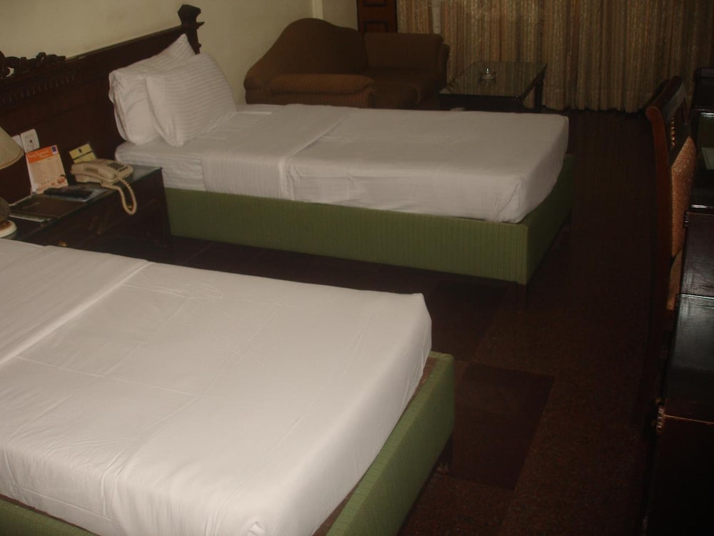 EMPIRES HOTEL 42/68