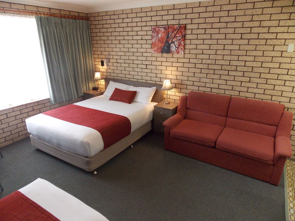 COWRA CREST MOTEL 12/50