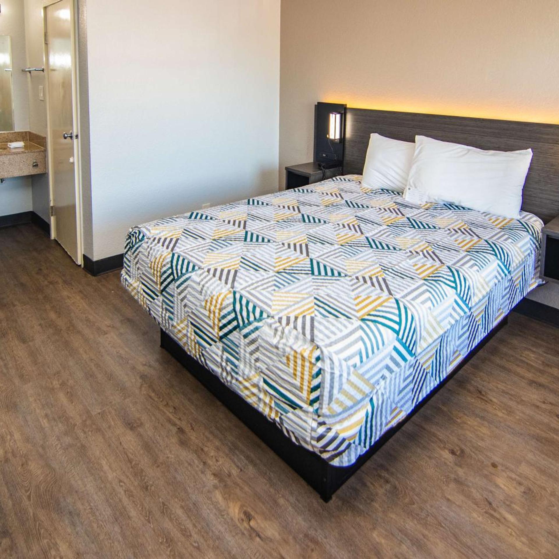 1 Queen Bed ADA/Tub 5/10