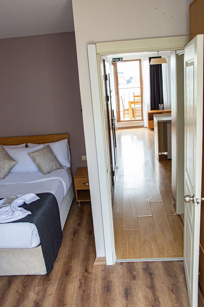 Three Apples Suites 12/39