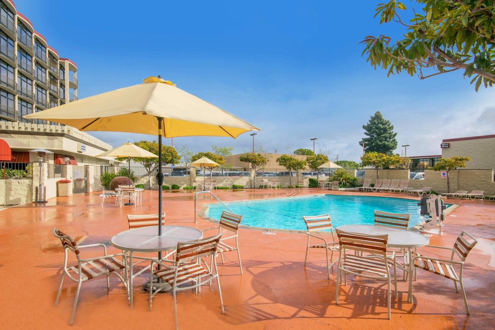 Oakland Airport Executive Hotel 64/65