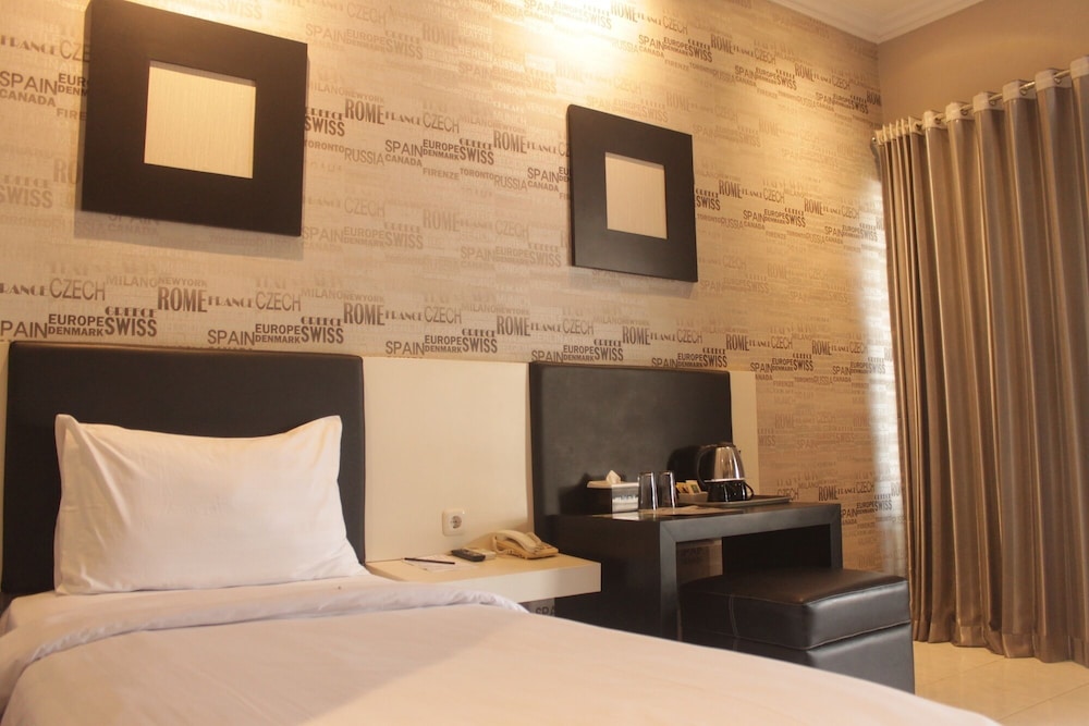Luminor Hotel Jember (ex Panorama Hotel) 56/65