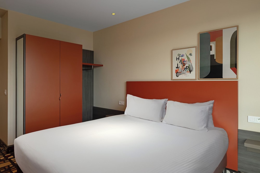 Room, King Bed, Accessible, Spark by Hilton Lyon Eurexpo 2/4