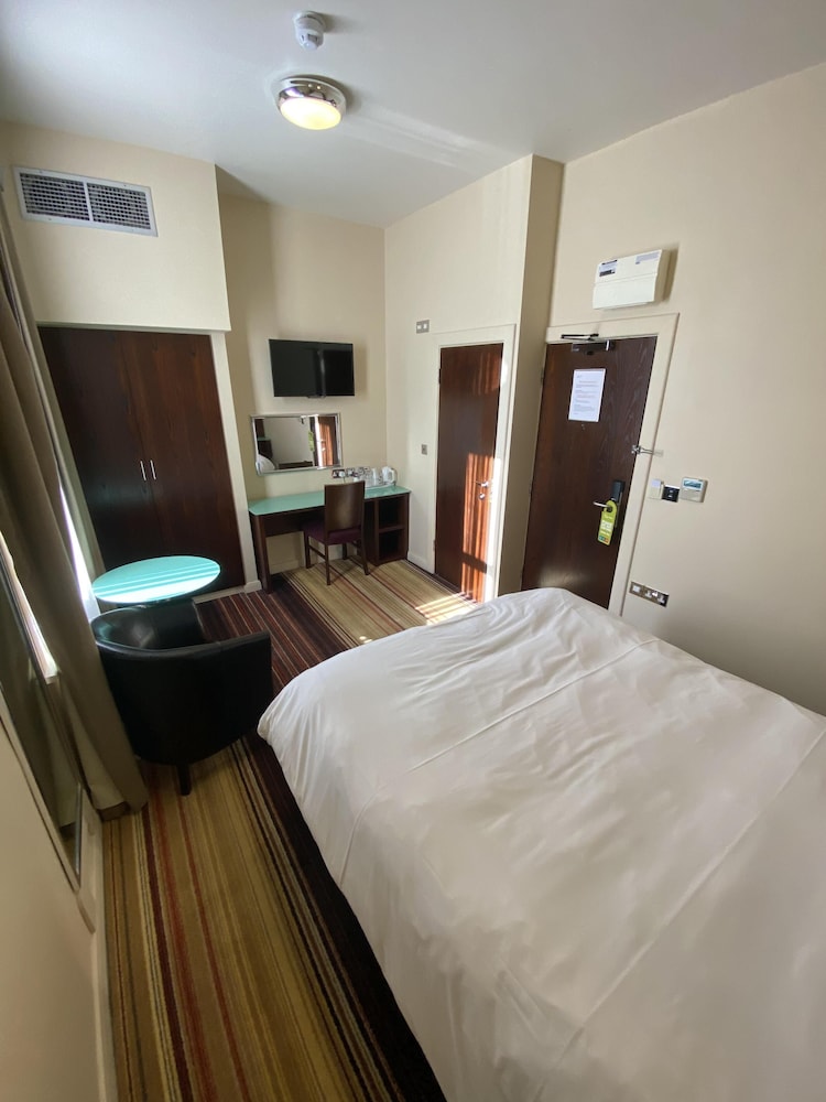 The Prom Hotel 6/50