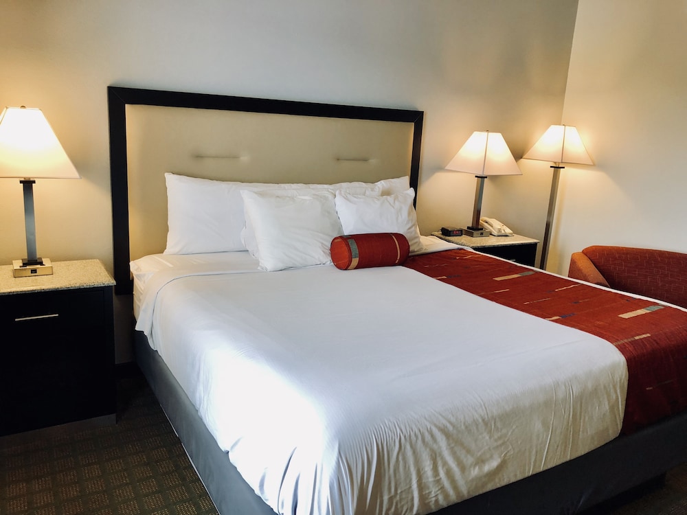 Days Inn & Suites by Wyndham Lakeland 23/85
