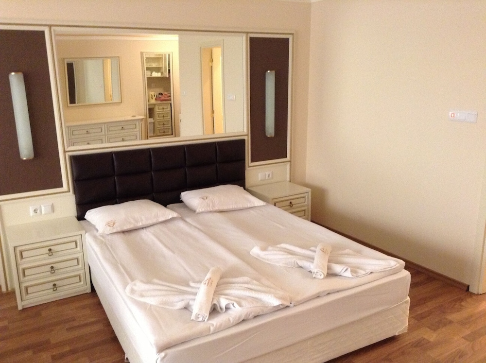 DELUXE, STUDIO, PARTIAL SEA VIEW
