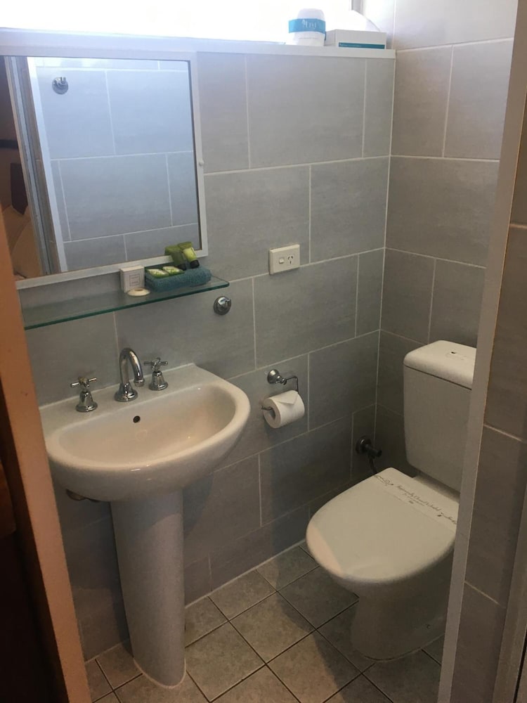 Across Country Motel And Serviced Apartments 8/35