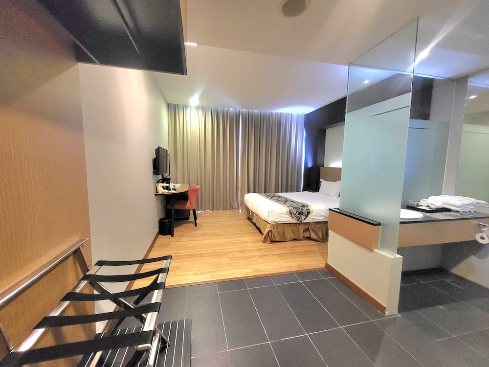 Roxy Hotel Apartment 30/58