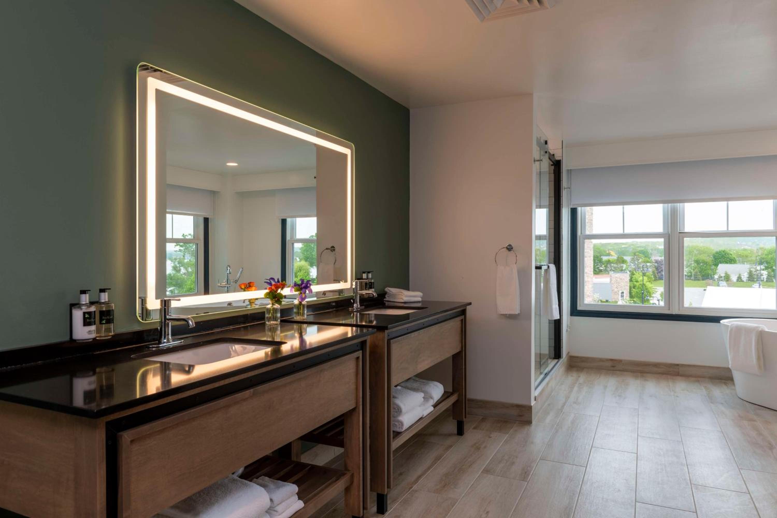 2 Rooms, Suite, King Bed, Lake Side, Accessible، Hotel Canandaigua, Tapestry Collection by Hilton 7/7