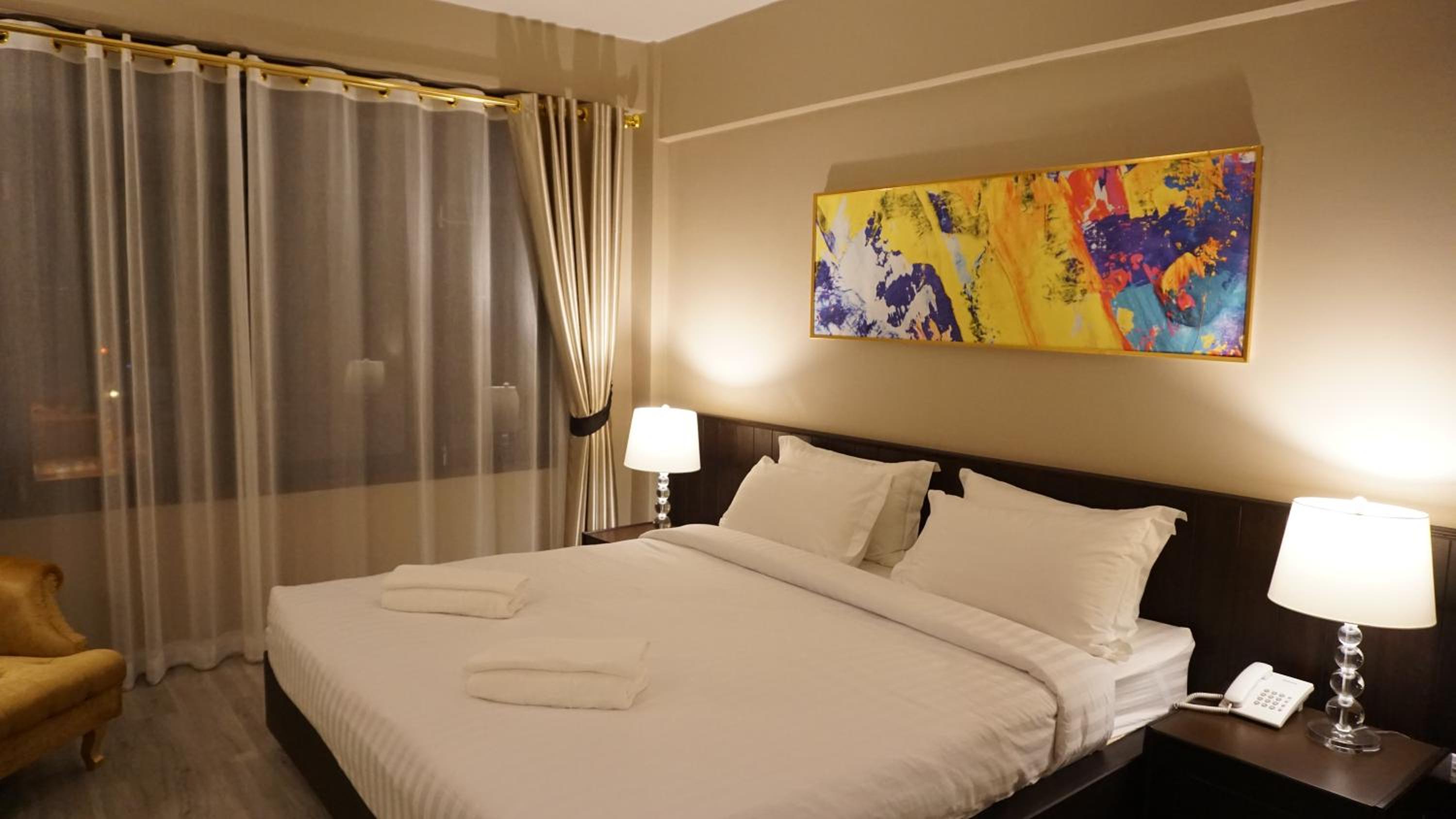 Taris Art Hotel Phrae 23/96