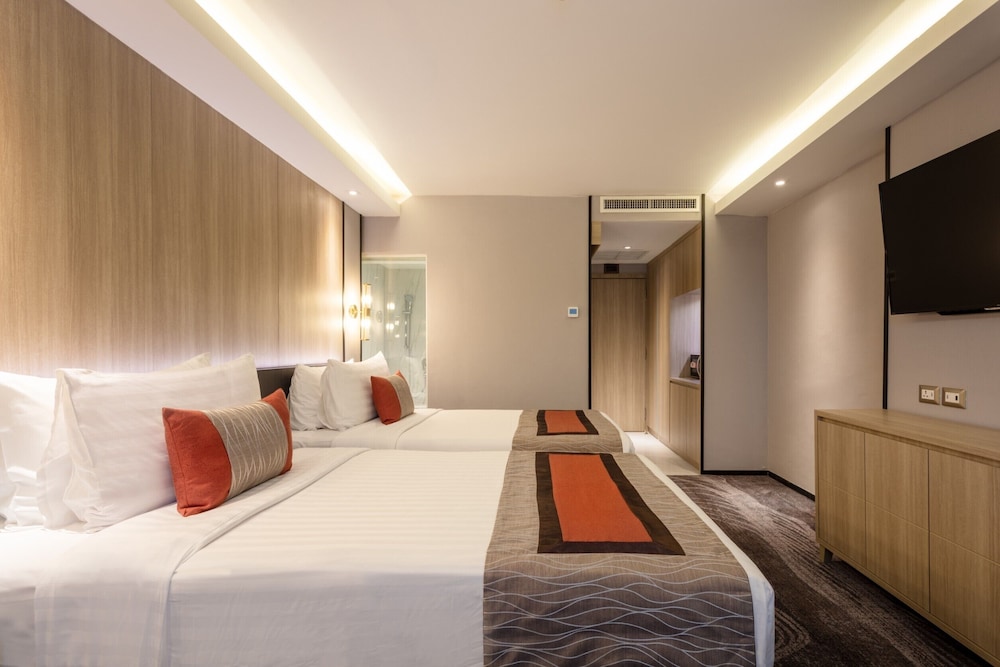 DELUXE, DOUBLE OR TWIN BED