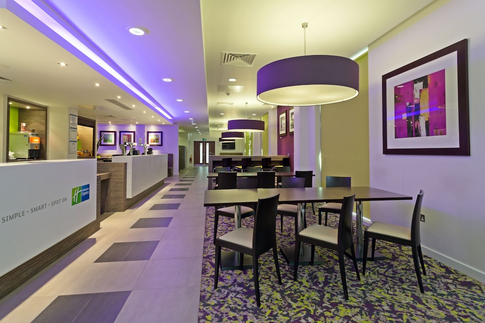 HOLIDAY INN EXPRESS HARLOW 57/74
