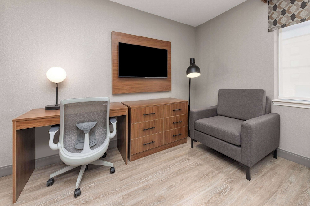 Hawthorn Extended Stay by Wyndham Bedford / Dallas 41/49