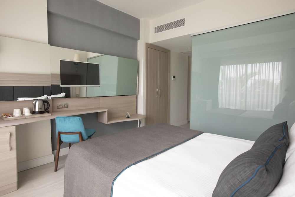 Falcon Hotel 23/81